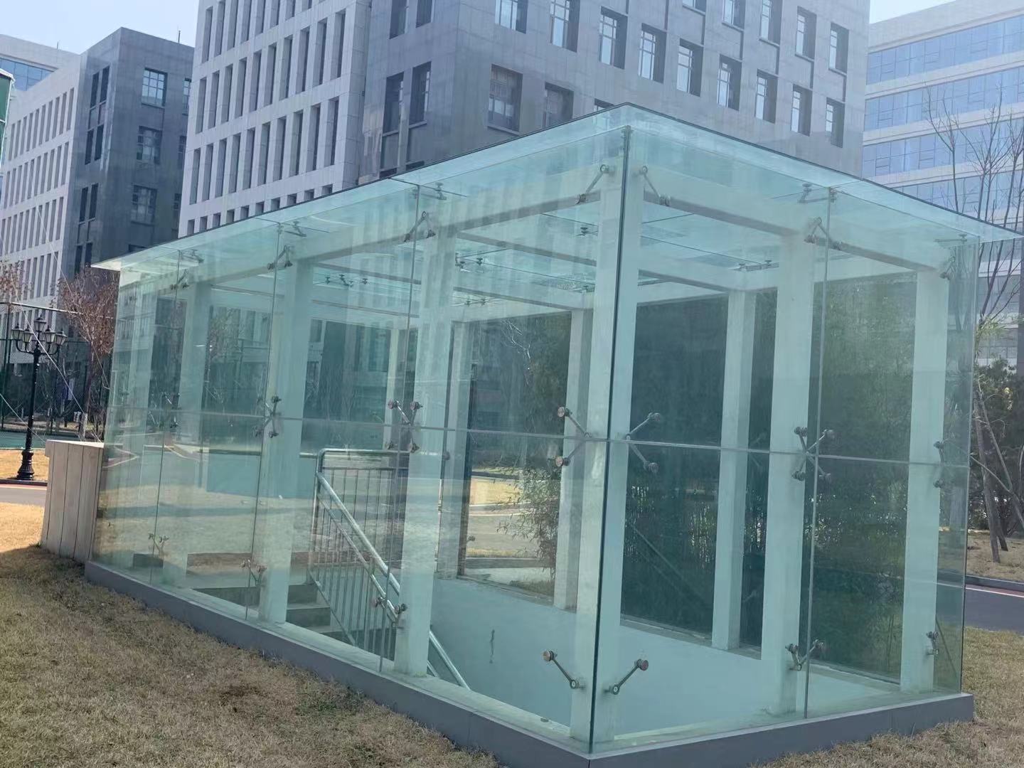 地下車庫出入口玻璃雨棚的作用